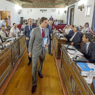 El portavoz 'popular' Guzman Gómez, con el vicepresidente Alonso y el presidente Carnero al entrar al pleno.-M.Á. Santos