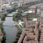 Vista aérea del barrio Cuatro de Marzo, a la derecha, entre el Pisuerga y el Paseo de Zorrilla-El Mundo