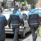 Dos policías locales pasean por una calle del centro de Valladolid-Montse Álvarez