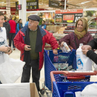 Dos personas entregan alimentos a los voluntarios durante la gran recogida celebrada el pasado mes de noviembre-Pablo Requejo