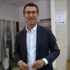 El presidente de la Xunta de Galicia, Alberto Núñez Feijóo, en su colegio electoral de Santiago de Compostela.-AFP / MIGUEL RIOPA