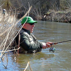 Un pescador soriano durante una jornada de truchas en aguas del río Duero.-L. FUENTE