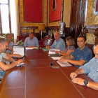 El alcalde, Óscar Puente, y el concejal Antonio Gato, ayer con dirigentes de UGT y Comisiones Obreras.-E. M.