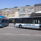 Dos autobuses se cruzan para entrar y salir de la Estación de Autobuses de Valladolid ubicada en la calle Puente Colgante.-Pablo Requejo