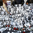 Familiares de víctimas del franquismo se manifiestan delante del Tribunal Supremo.-DAVID CASTRO