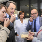 Lucas, Duque y Latorre prueban ‘prototipos’ del Centro de los Alimentos.-V. G.