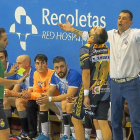 Óscar Ollero, técnico del Recoletas Atlético Valladolid, se lamenta y pide explicaciones al colegiado.-M. A. SANTOS