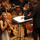 Ute Lemper, en el CCMD, junto a la Orquesta Sinfónica de Castilla y León.-MONTSE ÁLVAREZ