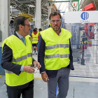 El director de Iveco España. Jaime Revilla, y el alcalde, Óscar Puente, en el recorrido a la factoría.-M. Á. SANTOS