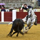 Leonardo, de batida a pitón contrario durante la corrida de rejones de ayer.-José Salvador.