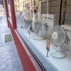 Tienda de ventiladores con las últimas unidades expuestas en la Callle Zapico.-Pablo Requejo