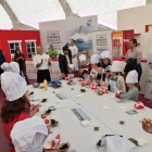 Los pequeños mini chefs durante la clase magistral de Hung Fai.-E.M.