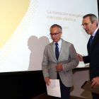 En la imagen, Solà, a la derecha, junto al director general de Energía y Minas de la Junta, Ricardo González.-ICAL
