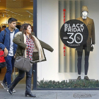 Una tienda de la calle Santiago, con descuentos en el escaparate por el Black Friday.-J.M. LOSTAU