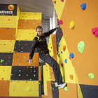 Un monitor escala en el nuevo rocódromo de Arroyo.-Pablo Requejo