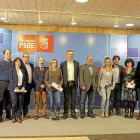 Foto de familia de los candidatos del PSOE a las alcaldías de la provincia junto con Javier Izquierdo (centro)-El Mundo