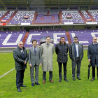 Feijoo (i) junto a Lahuerta, ‘Hansen’, Puente, Bustos y Garrote, antes de la primera final de Copa.-J.M. LOSTAU