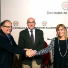 El presidente de la Diputación de Valladolid, Jesús Julio Carnero, firma un convenio de colaboración con la coordinadora provincial deCruz Roja, Isabel Gómez y el director de Cáritas Diocesana de Valladolid, Jesús García Gallo, para ayudar a los refugiado-ICAL