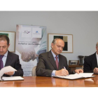 (I a D) José María Leal, presidente de la Fundación Caja de Burgos, el director territorial de CaixaBank en Castilla y León - Asturias, José Manuel Bilbao, y el presidente de la Fundación Santa María la Real, José María Pérez 'Peridis'-Ical