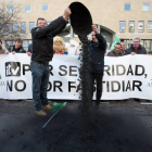 La organización Agraria Asaja acompañando a los Reyes Magos, lleva carbón a la Consejería de Economía de la Junta-Ical