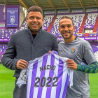 Nacho sostiene junto a Ronaldo la camiseta con el nombre del jugador y su año de término de contrato.-RVCF
