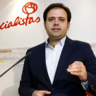 El secretario general del PSL-PSOE y viceportavoz del Grupo Socialista en las Cortes de Castilla y León, Tino Rodríguez, ofrece una rueda de prensa para analizar temas de actualidad política, con motivo del inicio del nuevo año.-ICAL