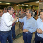 Alfonso Fernández Mañueco saluda a los asistentes a acto de su visita ayer a Segovia.-ICAL