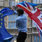 Un hombre con las banderas de la UE y el Reino Unido en una protesta contra el brexit en Londres.-AFP / JUSTIN TALLIS