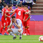 Óscar Plano se lamenta en cuclillas tras el gol del Getafe en el minuto 95, marcado con un penalti cometido por él.-J. M. LOSTAU