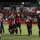 Los jugadores del Reus saludan a su afición tras empatar contra el Numancia.-PERE SERRA