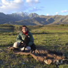 Maribel Sánchez, con uno de sus cabritos, en el lugar donde pastan sus animales, en el Valle del Tiétar (Ávila); al fondo, la Sierra de Gredos.-ARGI