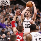 Pau Gasol se dispone a encestar.-