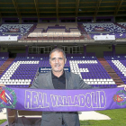 Paco Herrera posa sonriente en Zorrilla minutos antes de ser presentado como entrenador del Real Valladolid.-Pablo Requejo