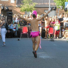 Un participante de la tradicional carrera de calzoncillos en Tudela de Duero.-El Mundo