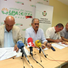 Los secretarios autonómicos de COAG y UPA, Aurelio Pérez (I) y Aurelio González (2I), y los Colegios Oficiales de Ingenieros Técnicos Agrícolas y de Ingenieros Agrónomos presentan las alegaciones al Plan Hidrológico de la Cuenca del Duero-Ical
