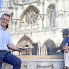 María Luisa Pascual y su hijo José Luis, en uno de los ventanales del Mesón del Cid, donde se refleja la fachada de la Catedral de Burgos.-ARGICOMUNICACIÓN