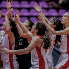 Jugadoras de la selección infantil femenina de Castilla y León pujan por un rebote ante La Rioja.-FEB