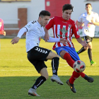 Martiña pugna por el balón en el partido ante la Segoviana.-J. M. LOSTAU