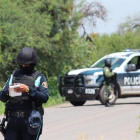 Policías prestan guardia en la zona donde un vehículo policial fue atacado por grupos armados, en Guanajuato (México).-EFE/ STR