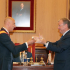 El alcalde saliente, Antonio Silván (d), con el entrante, José Antonio Díez(i)-ICAL