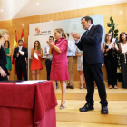 La vicepresidenta de la Junta de Castilla y León, Rosa Valdeón, y el consejero de Sanidad, Antonio María Sáez, presiden el acto de incorporación de los 15 residentes más destacados a sus puestos de trabajo.-ICAL
