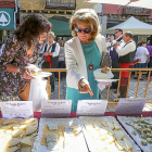Dos mujeres degustan los diferentes tipos quesos presentes en el mercado.-MIGUEL ÁNGEL SANTOS