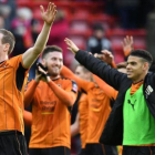 Los jugadores del Wolverhampton celebran el triunfo sobre el Liverpool en Anfield.-PAUL ELLIS