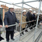 Miguel, De la Riva, Vidal, Martínez Bermejo y Cárcel, durante la visita a las obras de la fachada-El Mundo