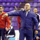 Luis César da instrucciones durante el partido copero contra el Leganés.-JUAN MIGUEL LOSTAU