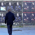 Carteles pegados en una valla de la calle Recondo.-M. A. SANTOS / PHOTOGENIC