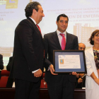 El consejero de Sanidad, Antonio María Sáez (C), asiste a la entrega de la acreditación de excelencia europea 500+ a la División de Enfermería del Complejo Asistencial Universitario de León. Sabina Freile (D), Directora de Enfermería, recibe el diploma-Ical
