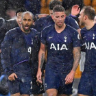 Jose Mourinho celebra alborozado con sus jugadores el triunfo del Tottenham en el campo del Wolverhampton.-AFP