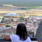 Una niña mira la plaza de toros cubierta de Íscar, desde los alrededores del castillo de la localidad.-Santiago