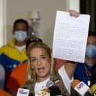 La esposa de Leopoldo López muestra la carta enviada por su marido.-Foto: ARIANA CUBILLOS
